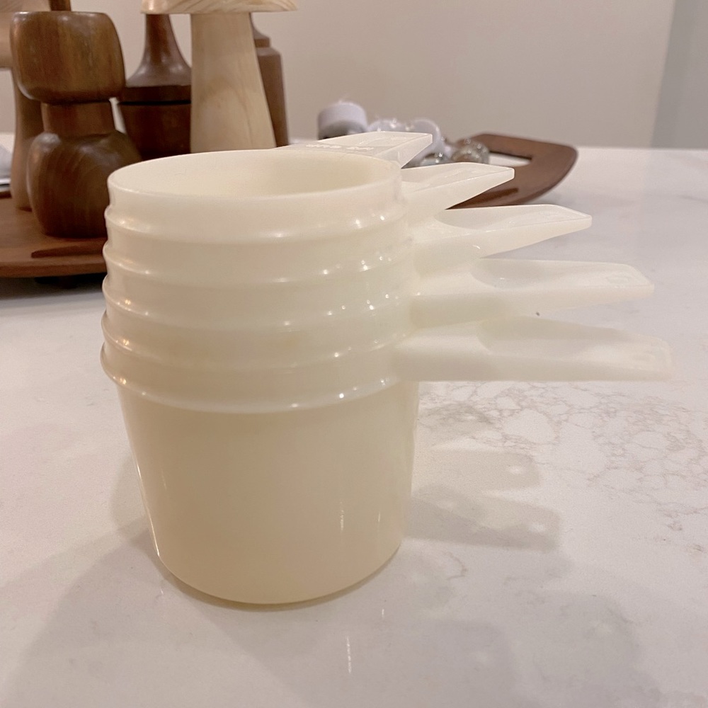TUPPERWARE vintage measuring cups
